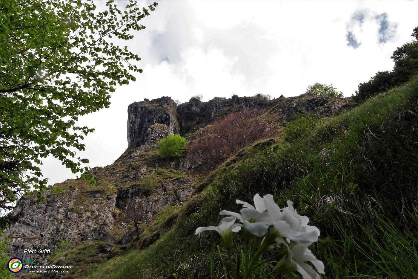 41 In alto la vetta del Corno Zuccone.JPG